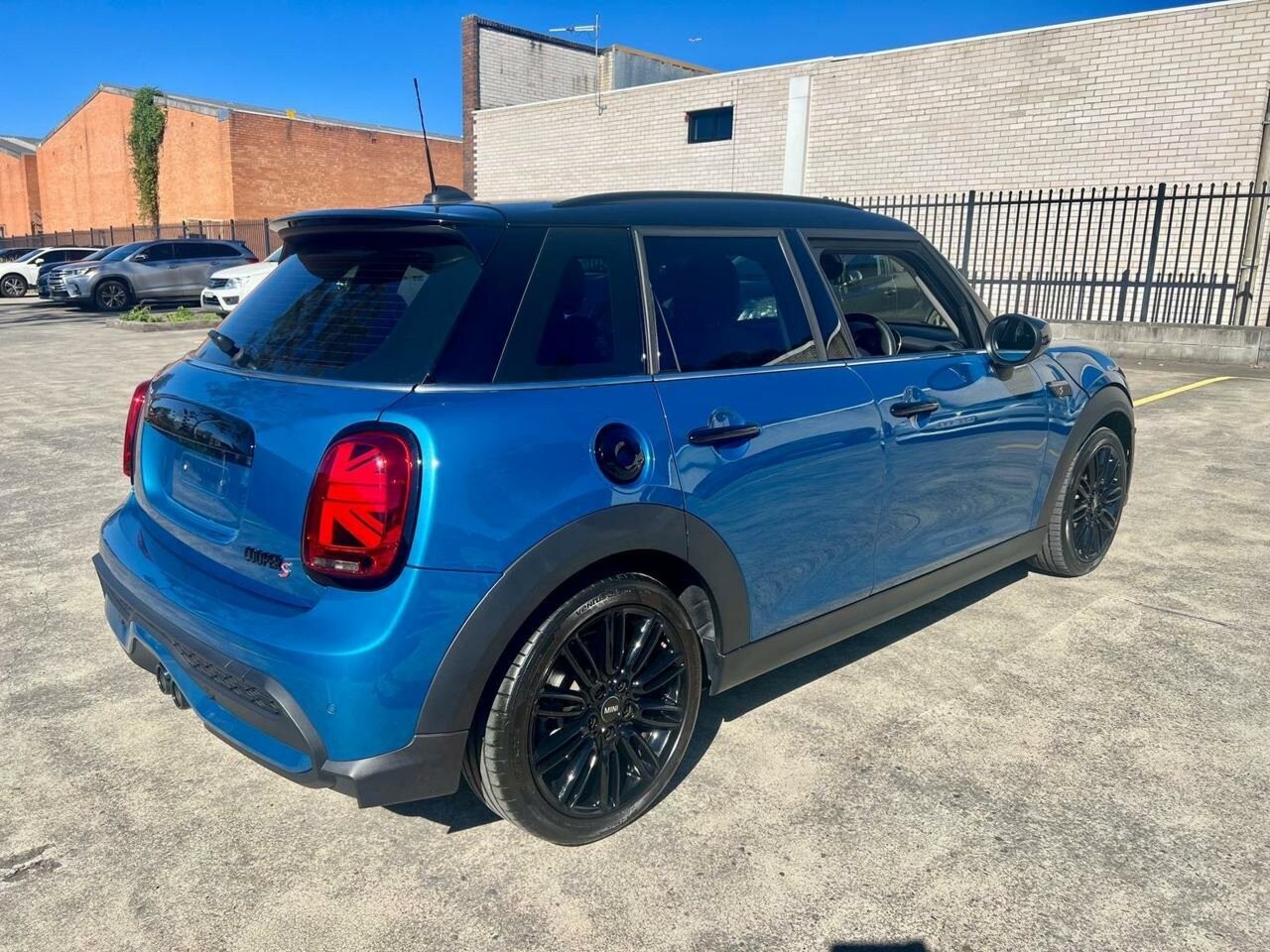 Mini Hatch image 3
