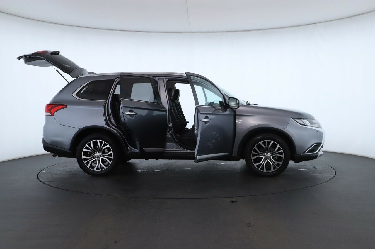 Mitsubishi Outlander image 2