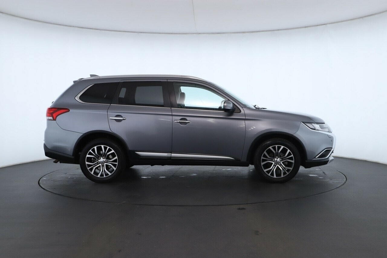 Mitsubishi Outlander image 3