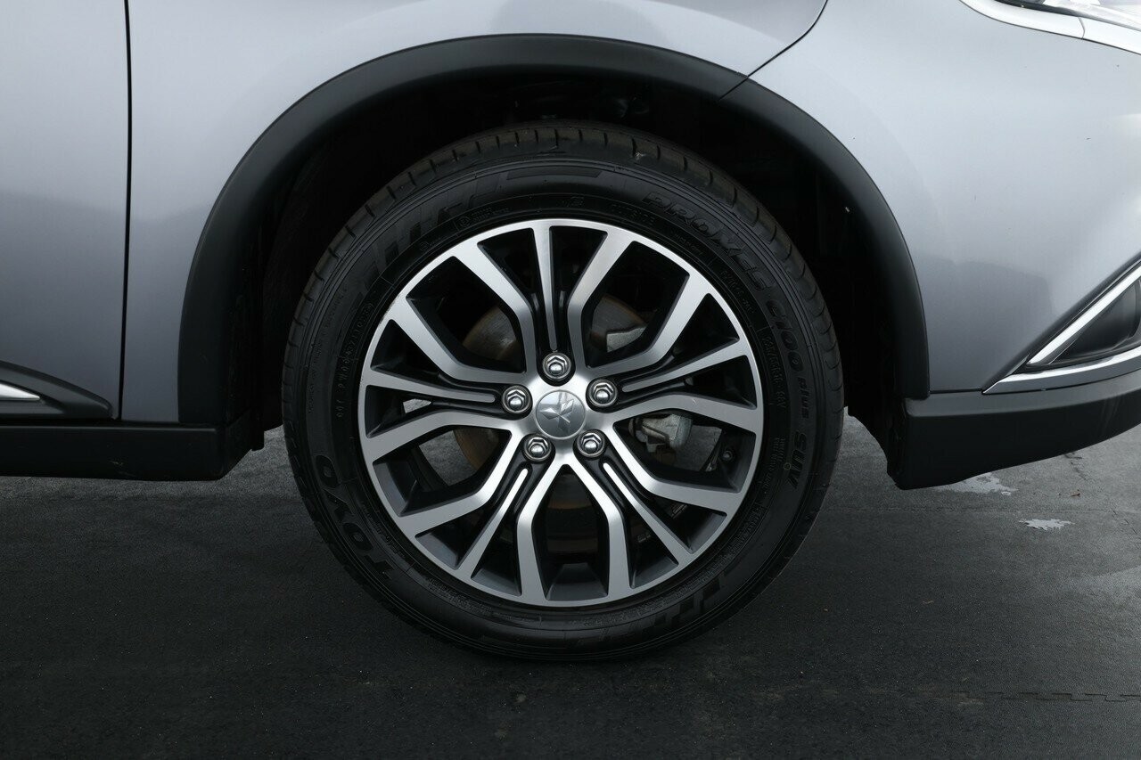 Mitsubishi Outlander image 4