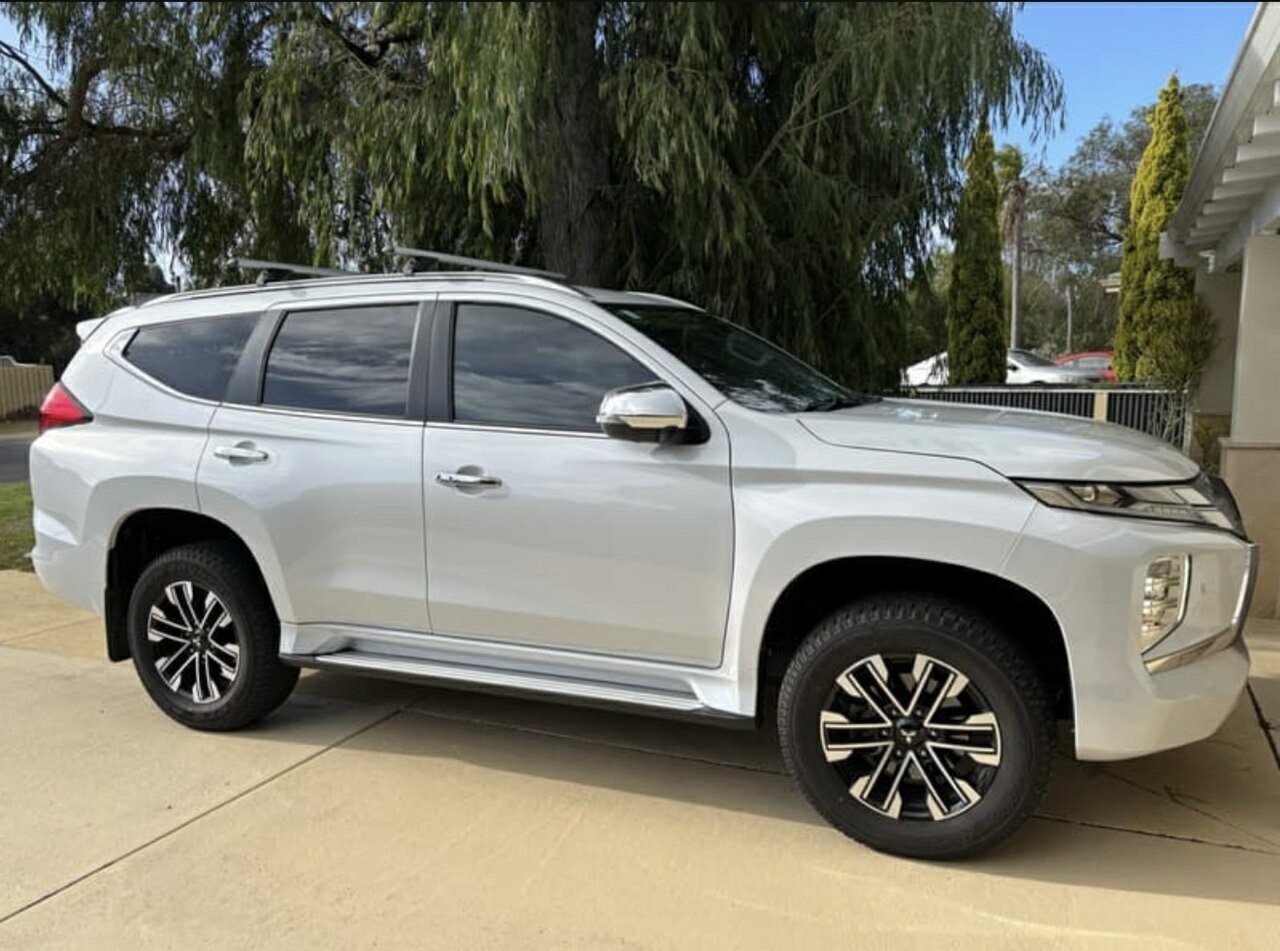 Mitsubishi Pajero Sport image 1