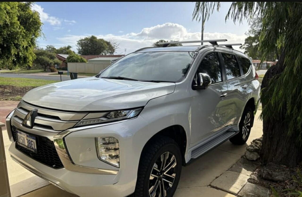 Mitsubishi Pajero Sport image 2