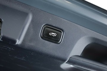 https://vehicle-cdn.autoleague.cloud/32409_61038096_17.jpg