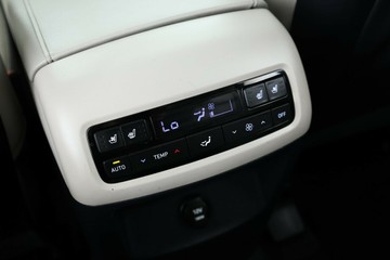 https://vehicle-cdn.autoleague.cloud/32409_61038096_37.jpg