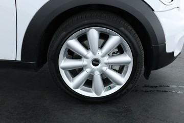 https://vehicle-cdn.autoleague.cloud/32409_61038204_4.jpg