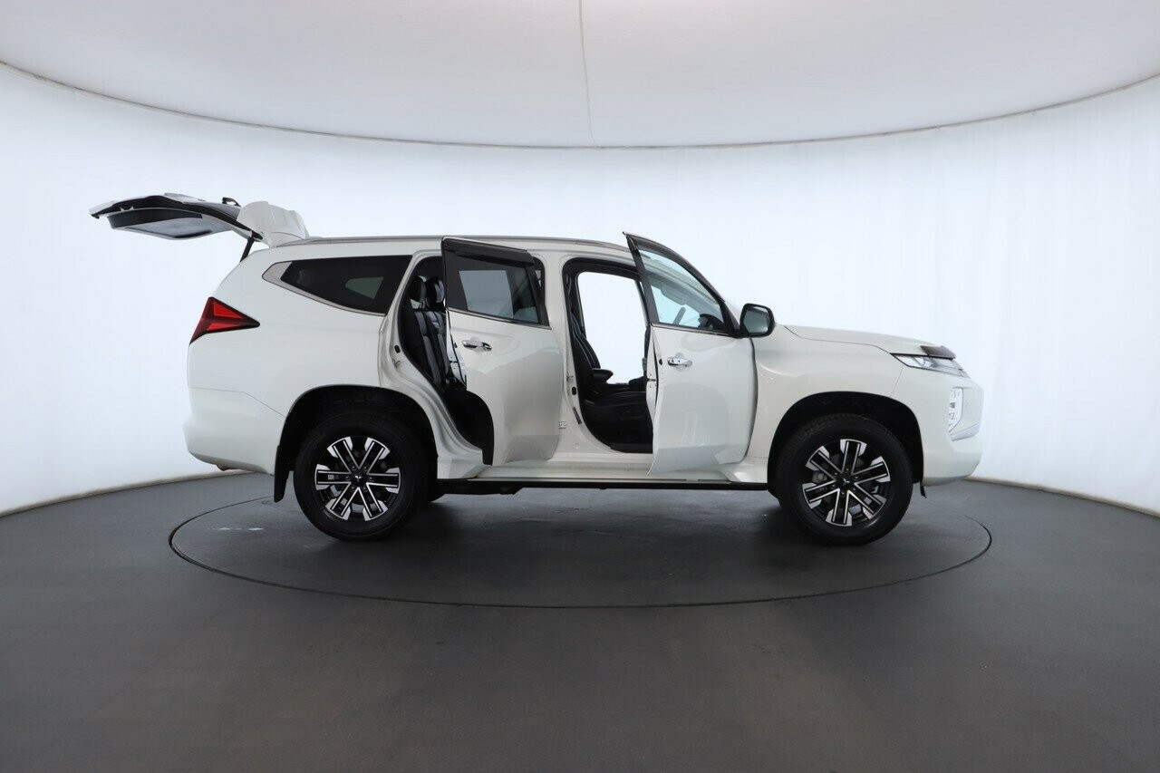 Mitsubishi Pajero Sport image 2