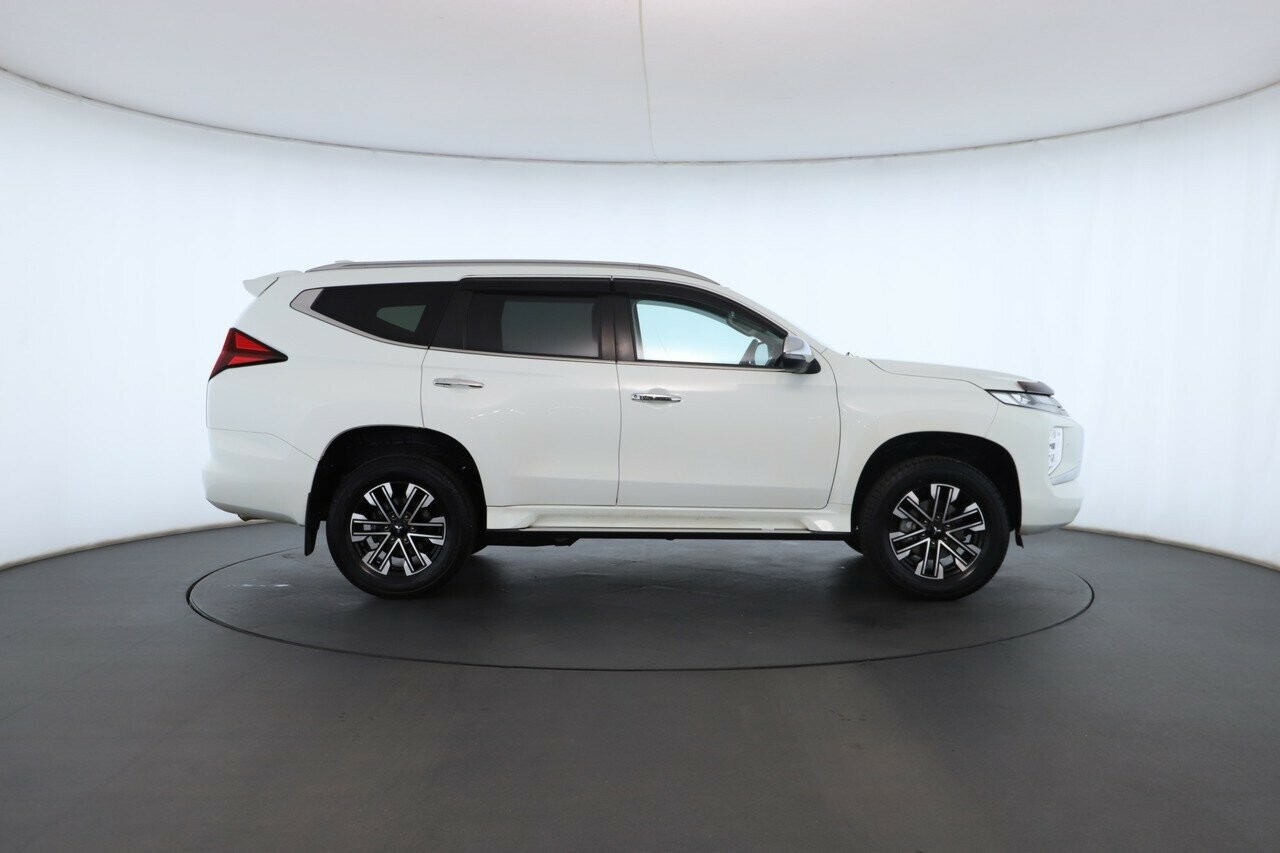 Mitsubishi Pajero Sport image 3