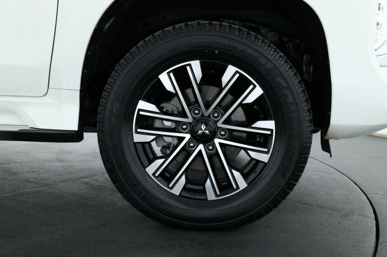 Mitsubishi Pajero Sport image 4