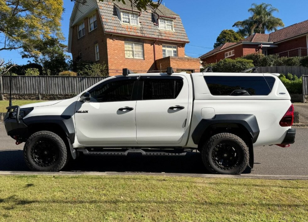 Toyota Hilux image 2