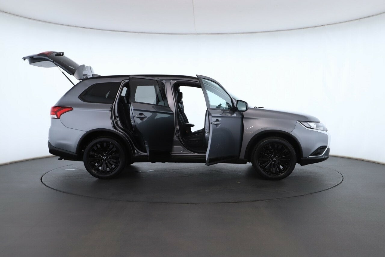 Mitsubishi Outlander image 2