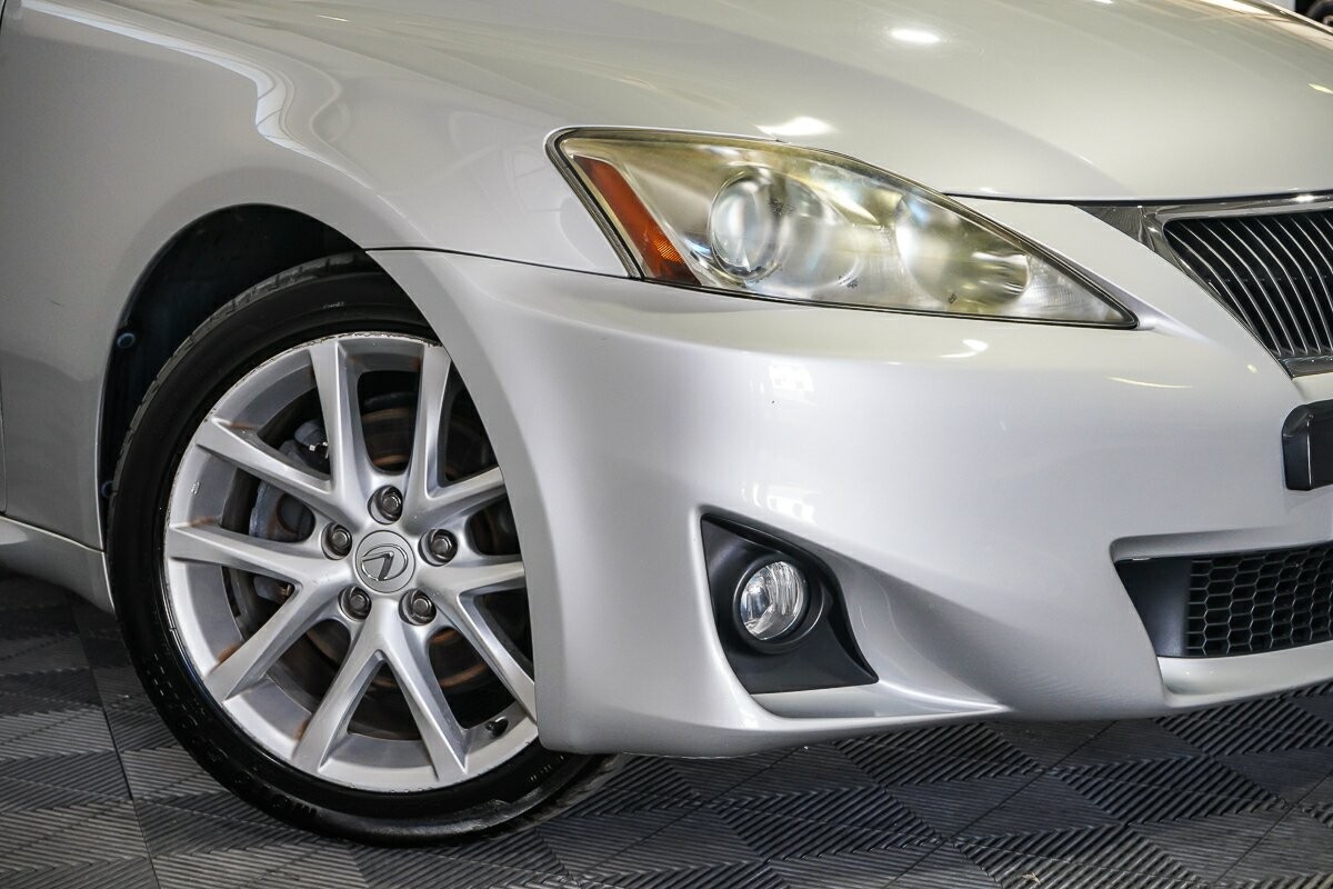 Lexus Is image 2