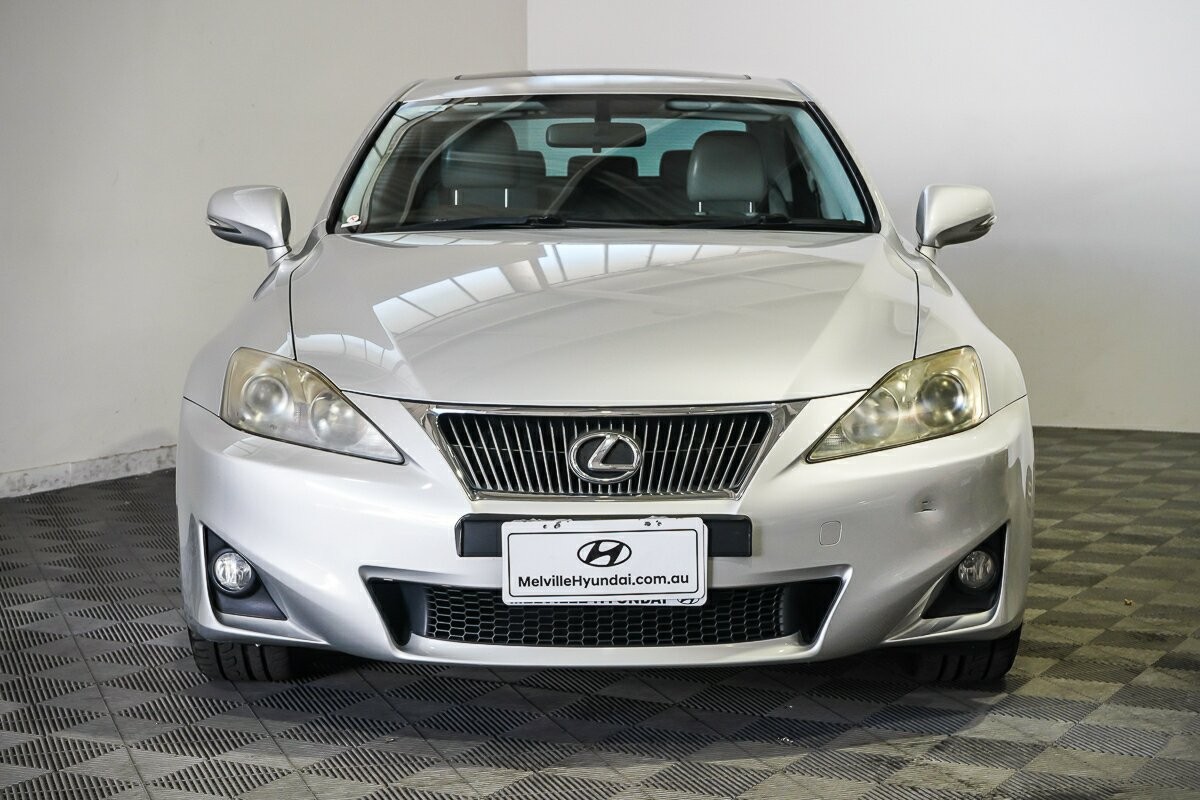 Lexus Is image 3