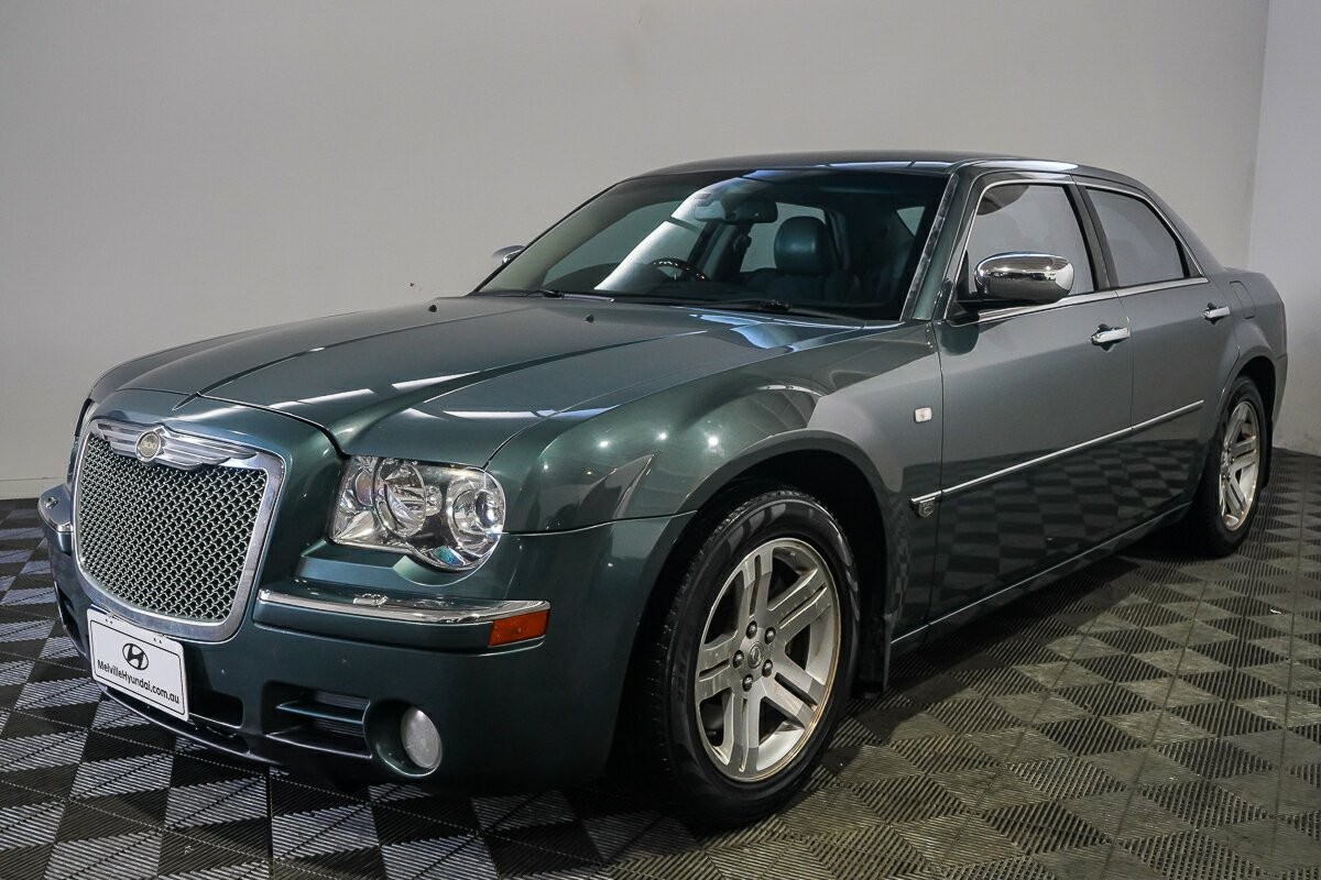 Chrysler 300c image 4