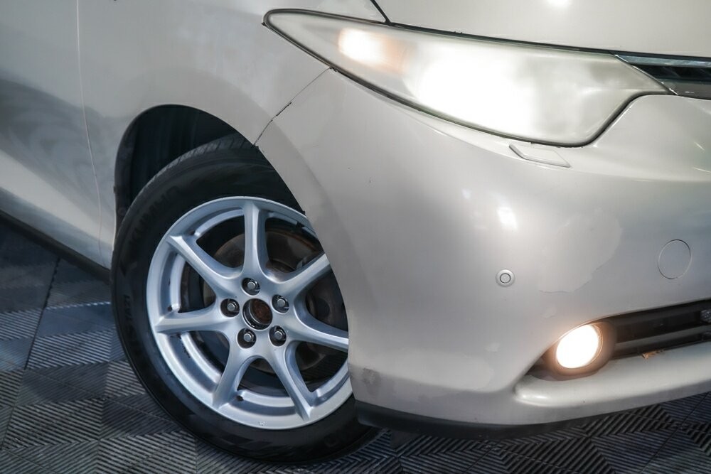 Toyota Tarago image 2