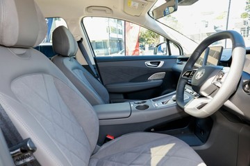 https://vehicle-cdn.autoleague.cloud/32838_1056897_8.jpg