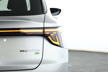 https://vehicle-cdn.autoleague.cloud/32838_1538476_15.jpg