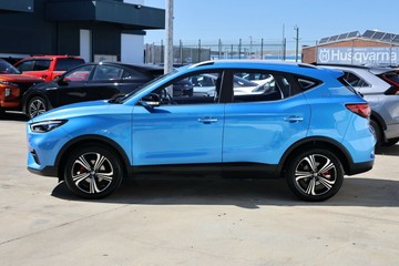 https://vehicle-cdn.autoleague.cloud/32838_185216_9.jpg