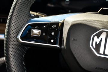 https://vehicle-cdn.autoleague.cloud/32838_223740_15.jpg