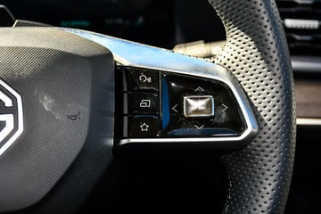 https://vehicle-cdn.autoleague.cloud/32838_223742_14.jpg