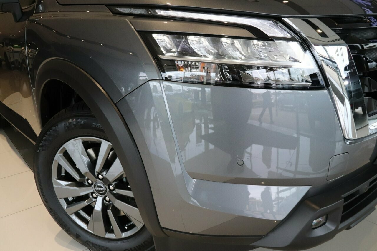 Nissan Pathfinder image 2