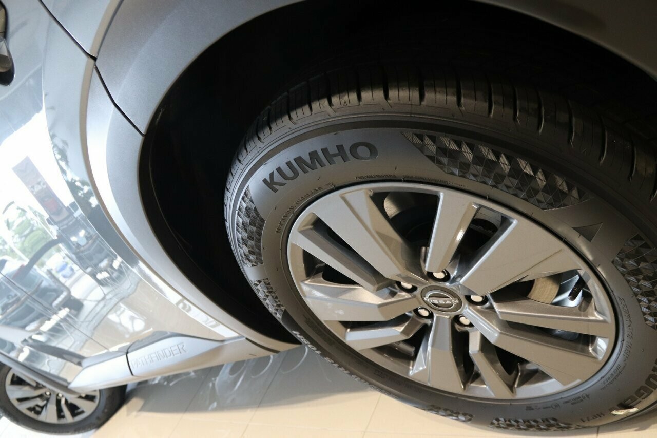 Nissan Pathfinder image 4