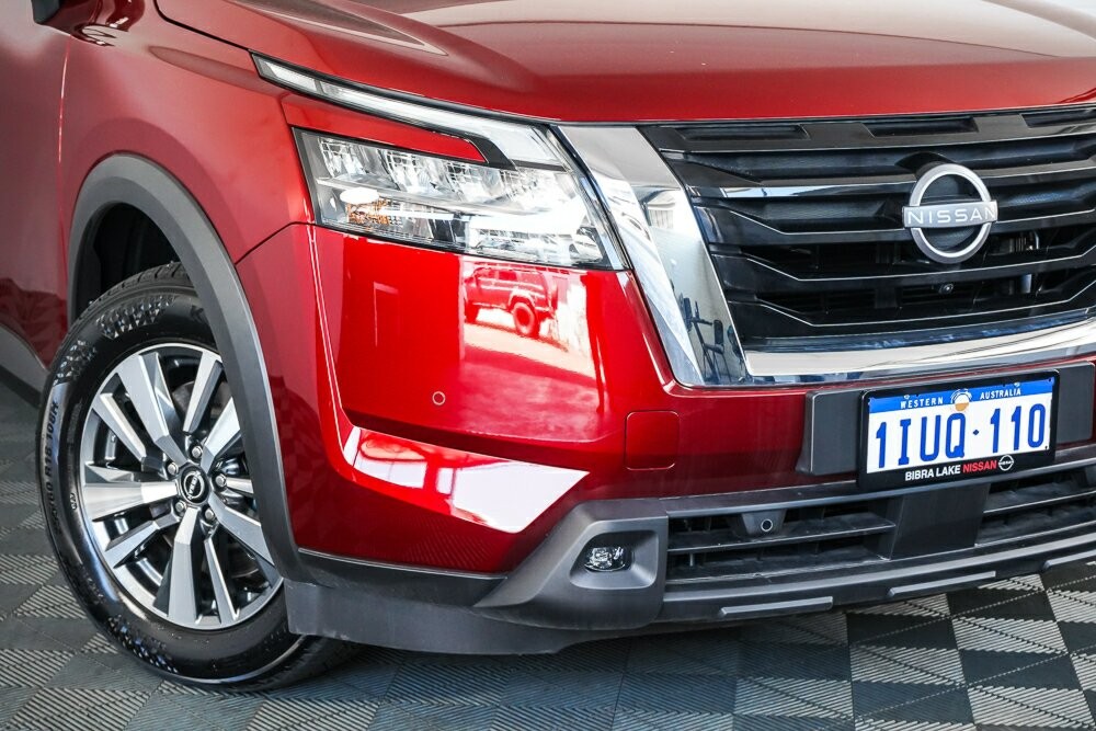 Nissan Pathfinder image 2