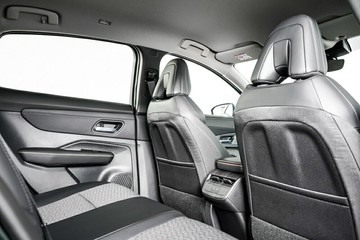 https://vehicle-cdn.autoleague.cloud/33489_2955512_12.jpg