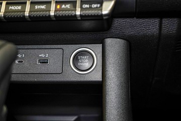 https://vehicle-cdn.autoleague.cloud/33489_2986902_24.jpg