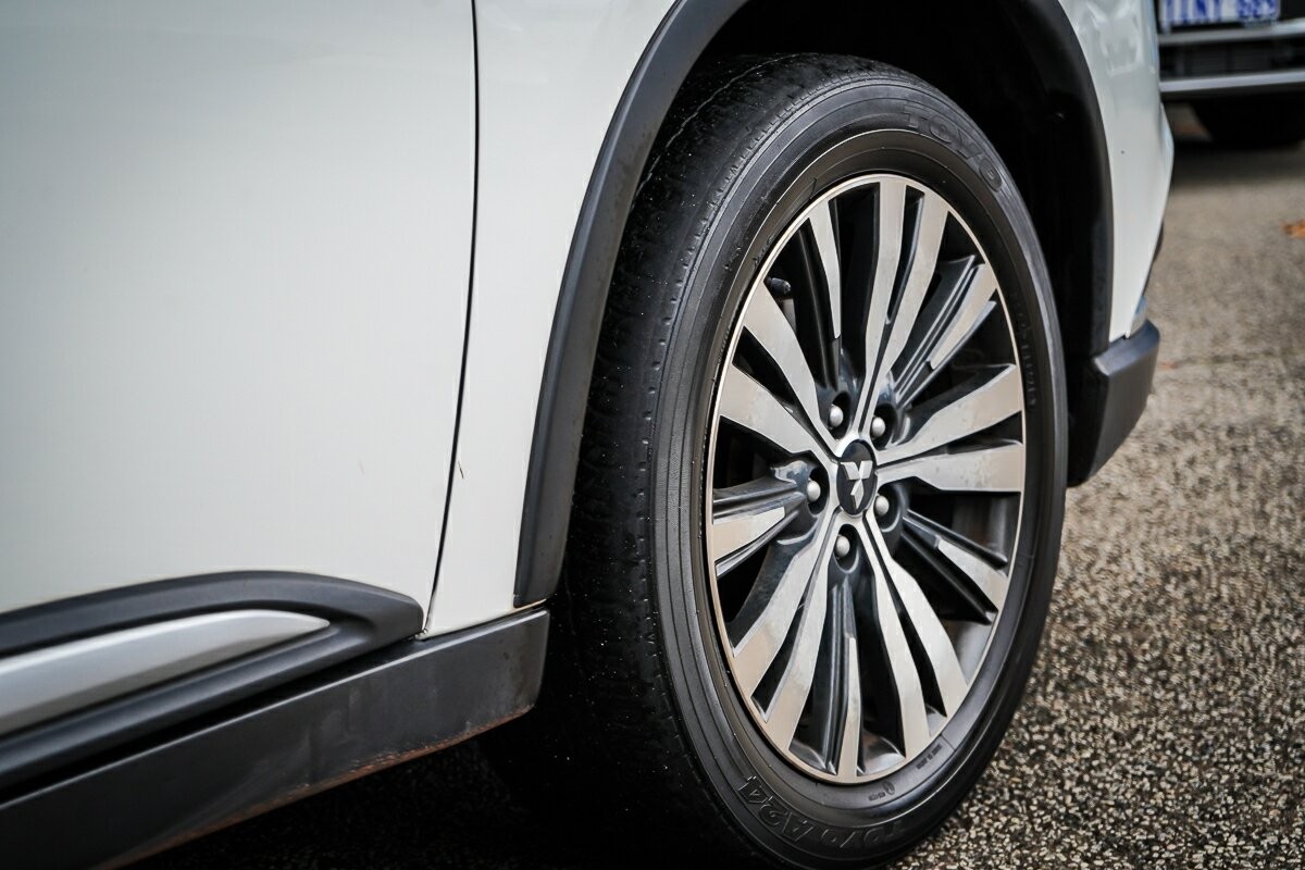 Mitsubishi Outlander image 4