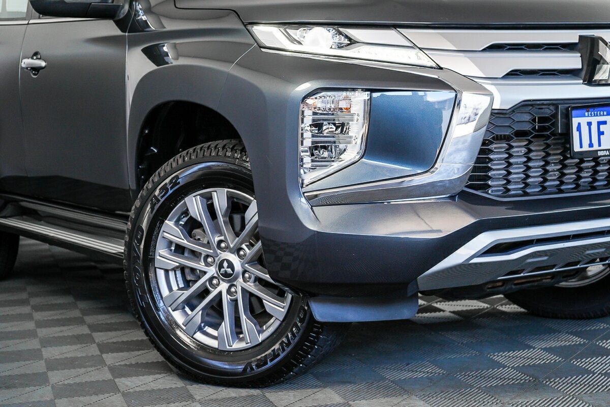 Mitsubishi Pajero Sport image 2