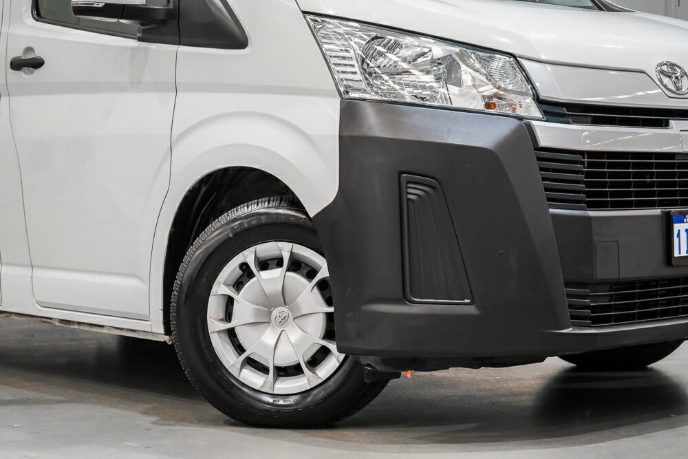 Toyota Hiace image 2