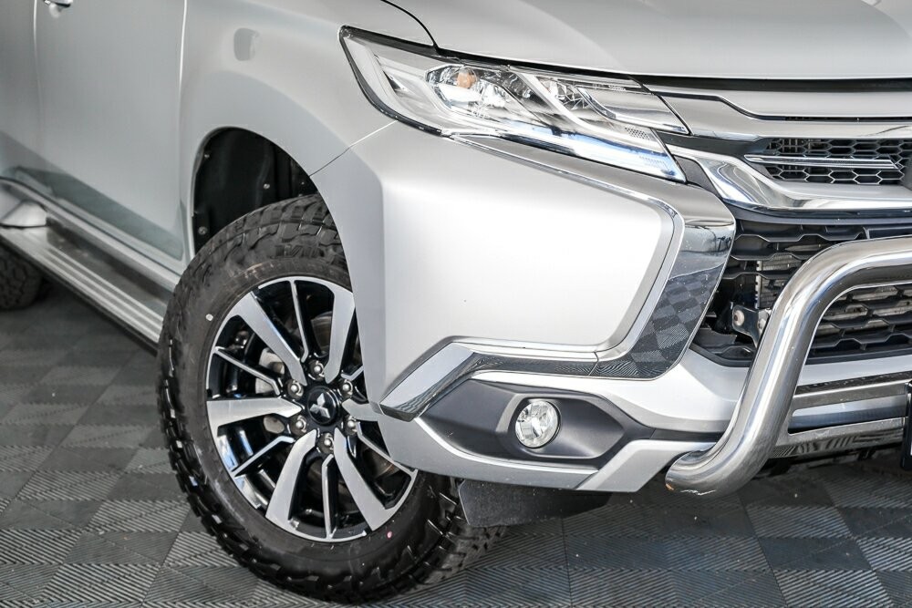 Mitsubishi Pajero Sport image 2