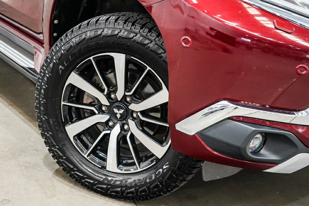 Mitsubishi Pajero Sport image 2