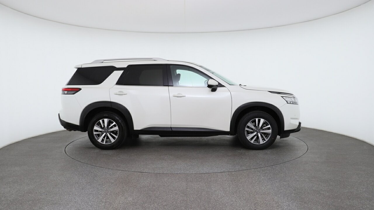 Nissan Pathfinder image 3