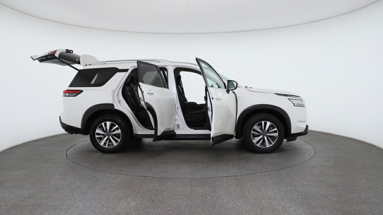 Nissan Pathfinder image 4