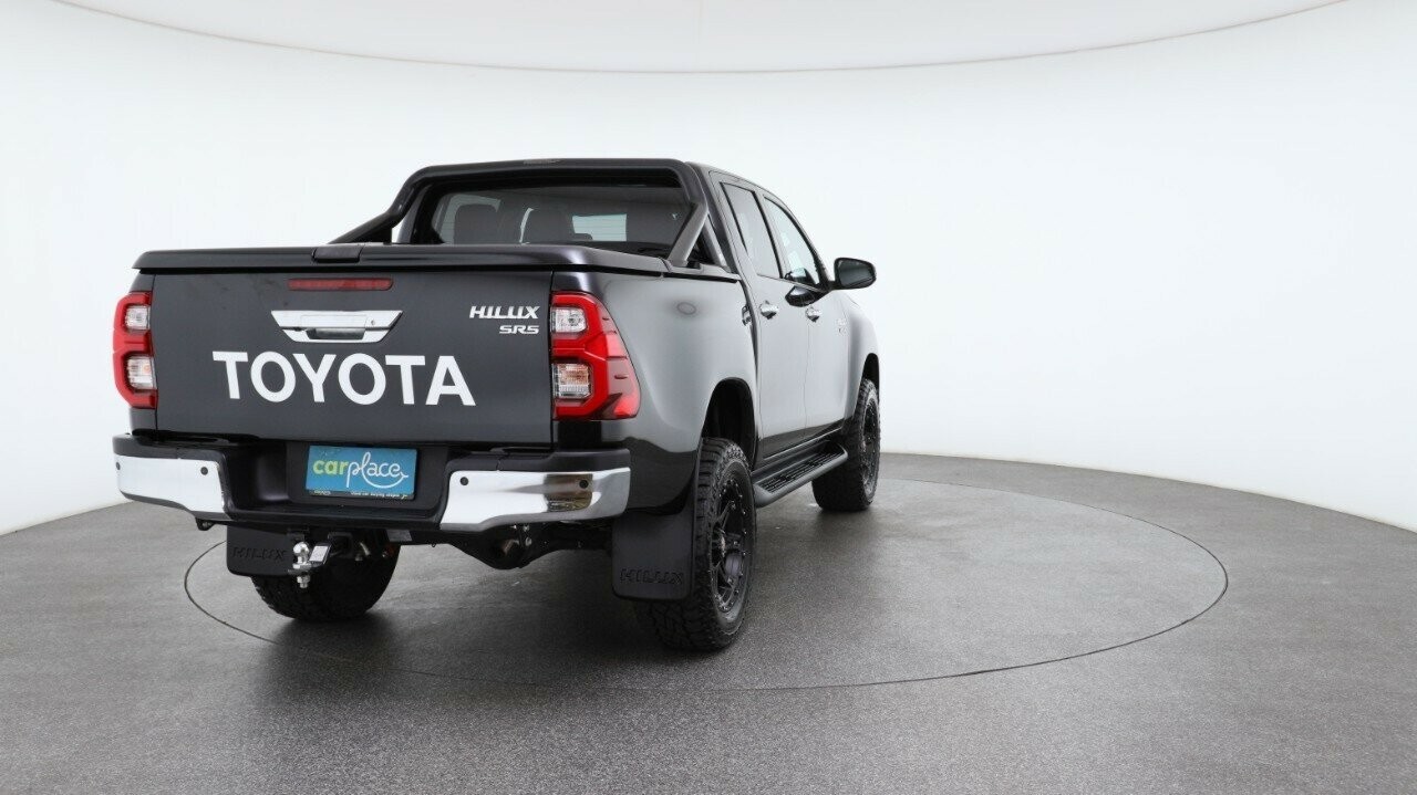 Toyota Hilux image 2