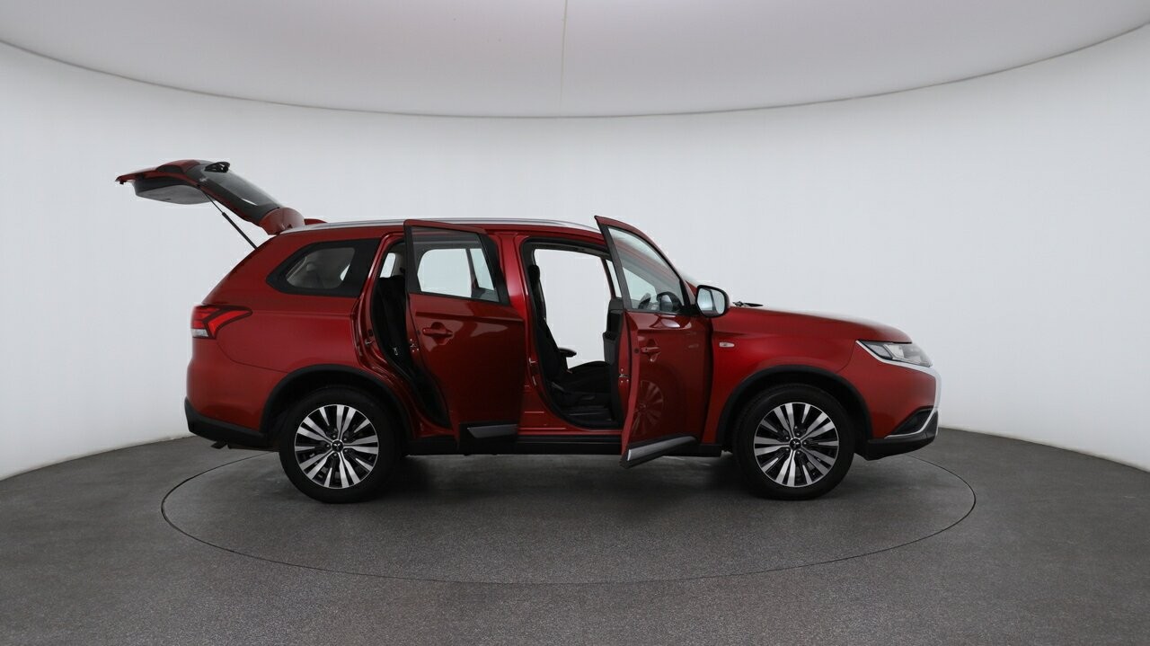 Mitsubishi Outlander image 4