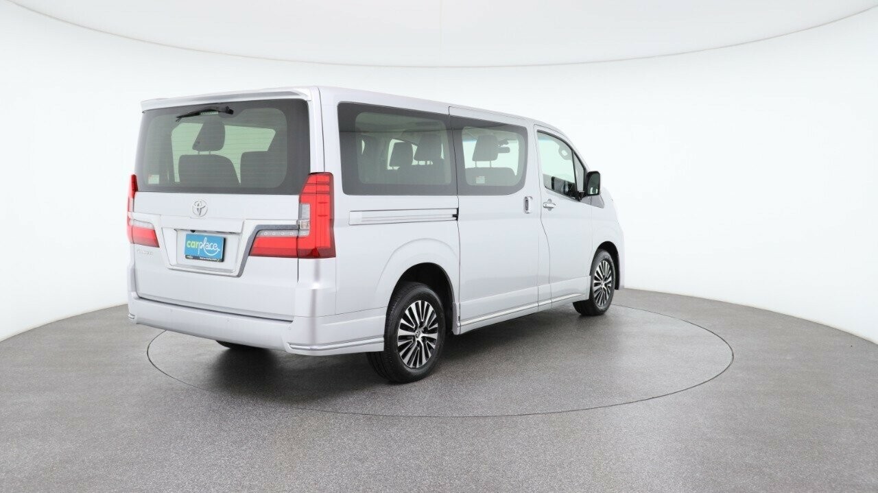 Toyota Granvia image 4