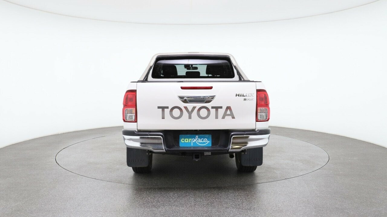 Toyota Hilux image 2
