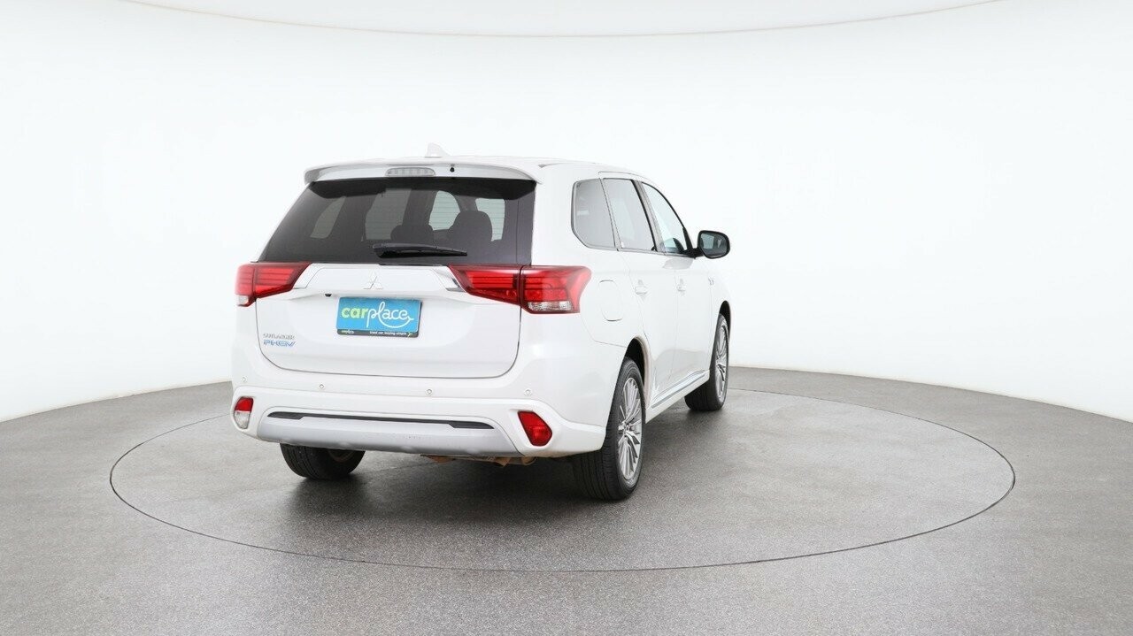 Mitsubishi Outlander image 3