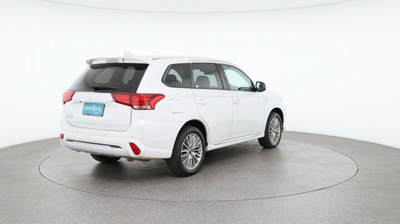 Mitsubishi Outlander image 4