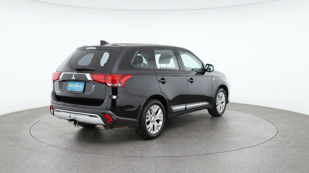 Mitsubishi Outlander image 4