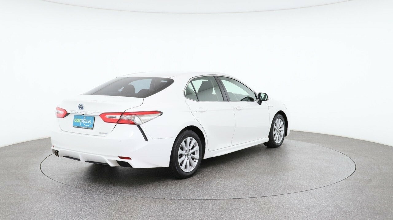 Toyota Camry image 4