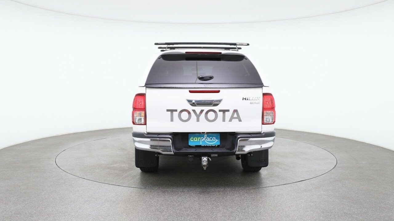 Toyota Hilux image 2