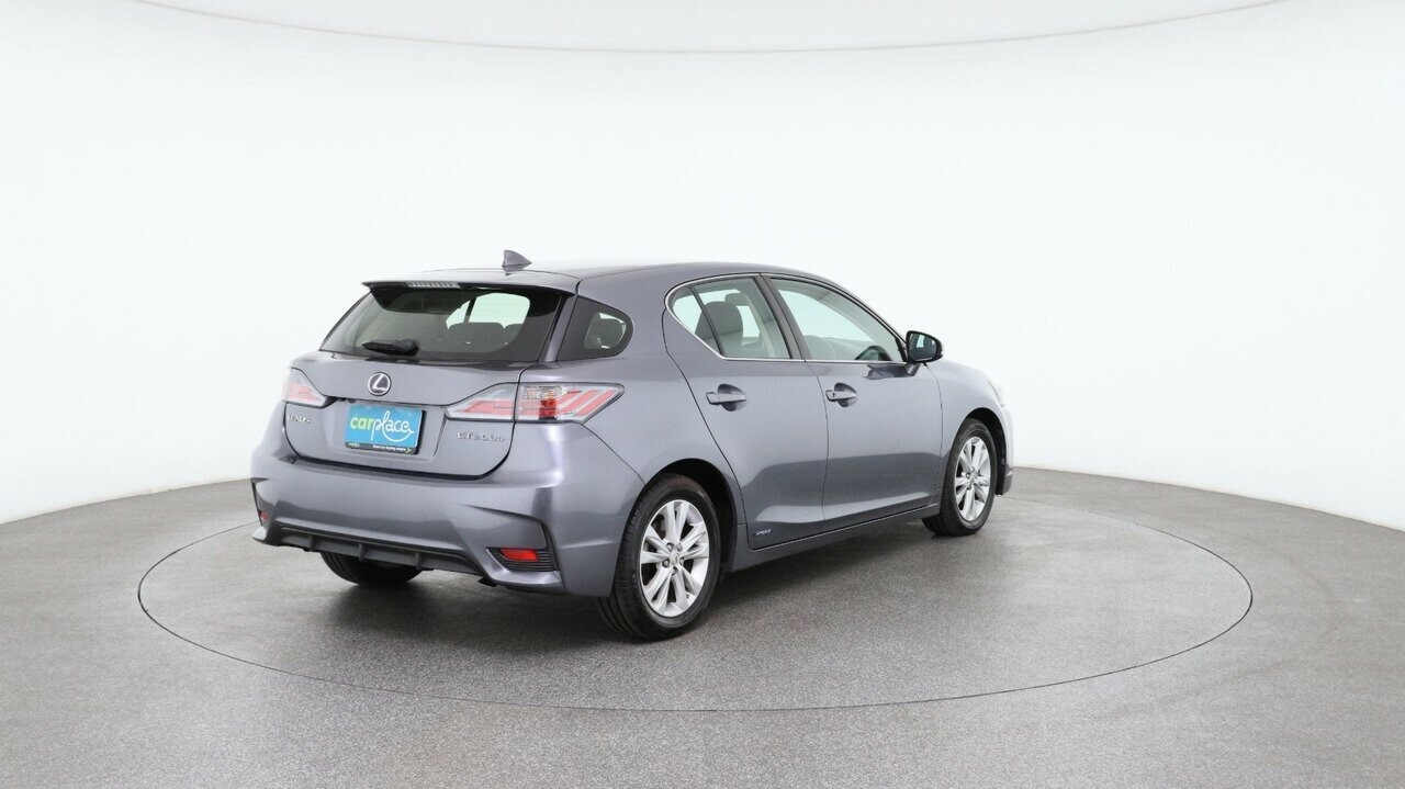 Lexus Ct image 4