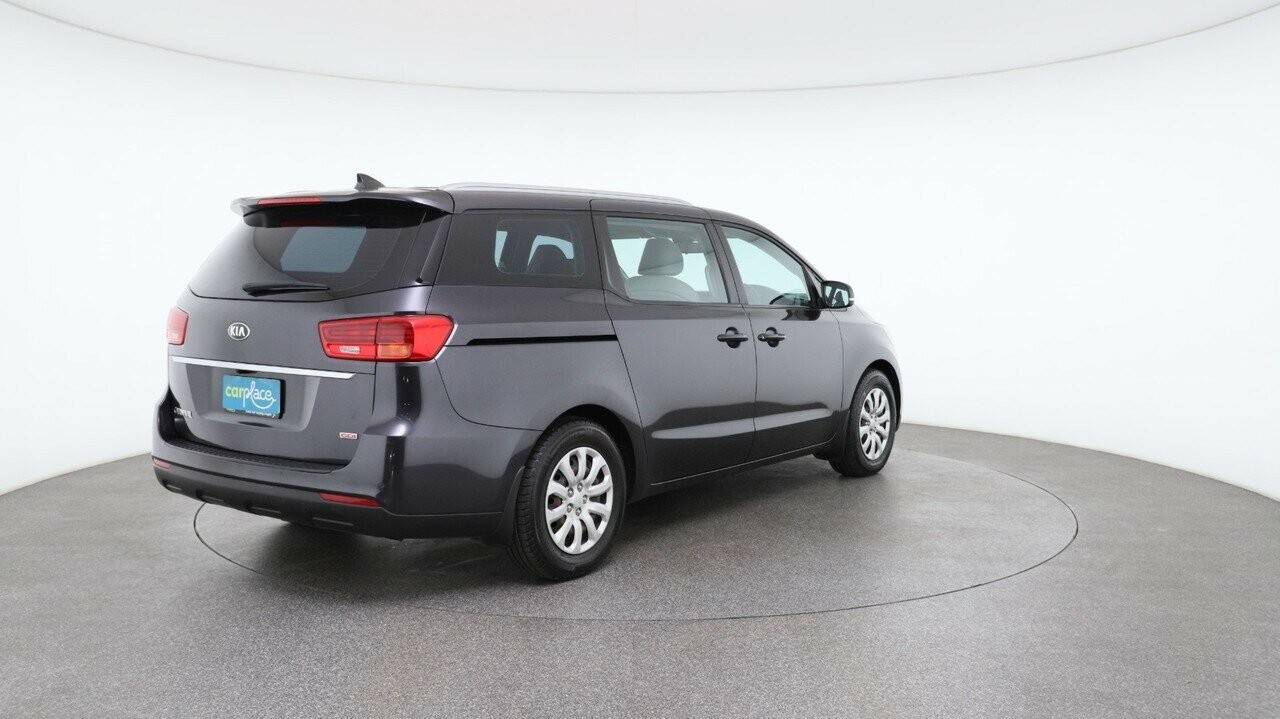 Kia Carnival image 4