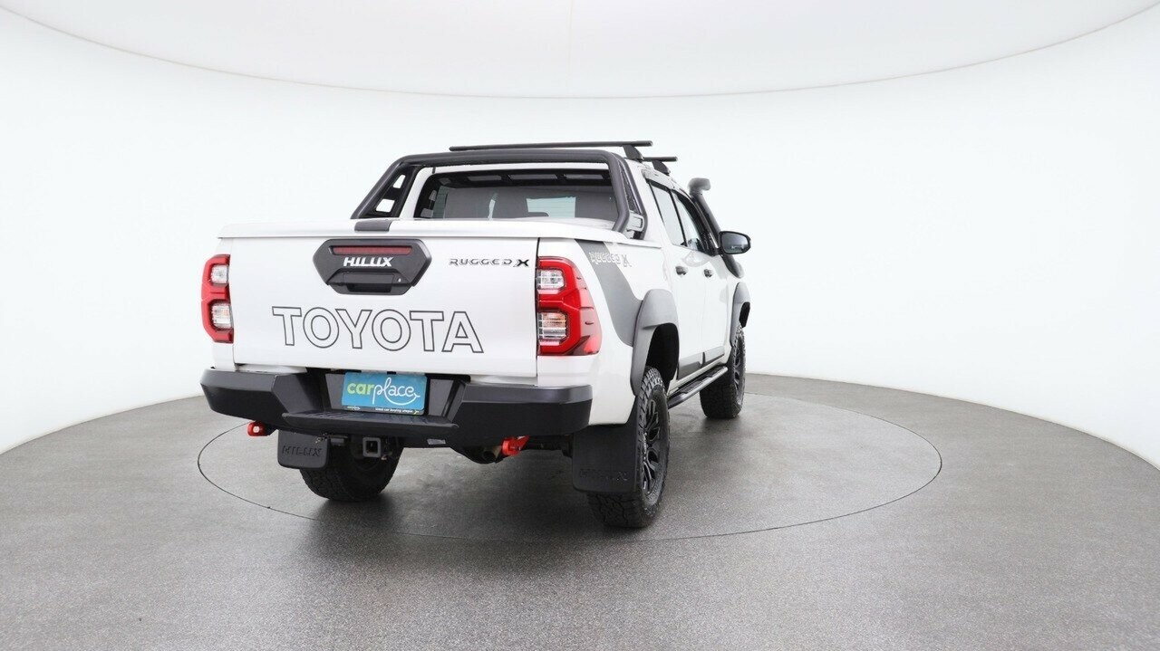 Toyota Hilux image 2