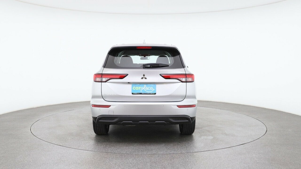 Mitsubishi Outlander image 2
