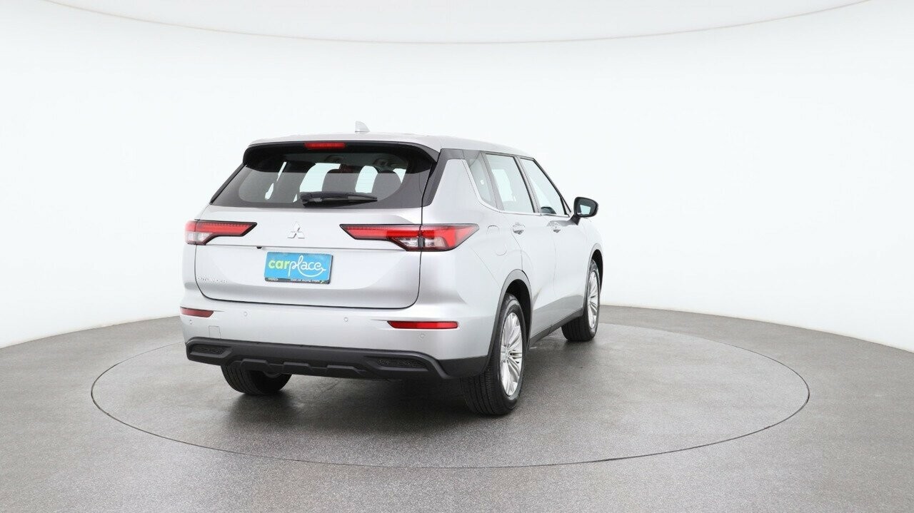 Mitsubishi Outlander image 3