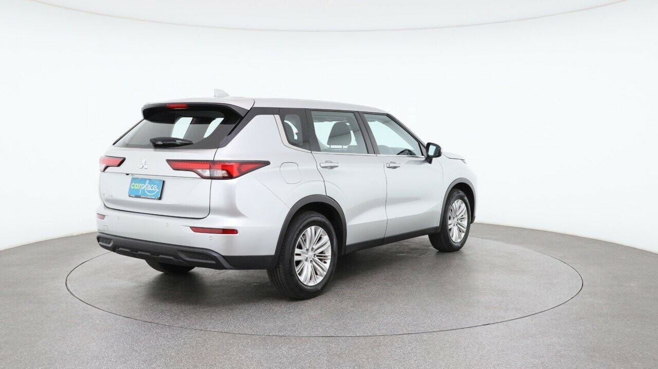 Mitsubishi Outlander image 4